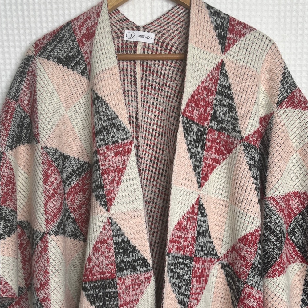Knit Poncho Wrap with Fringe Triangle Geo Print One Size Pink Red Q2